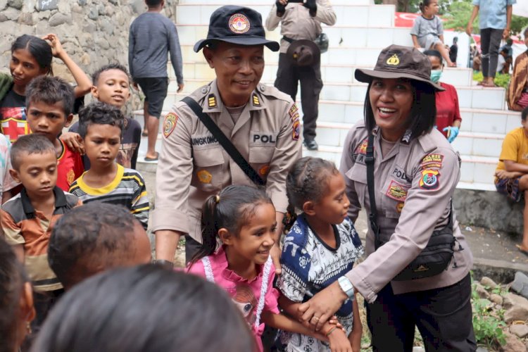 Tak Kenal Lelah, Polwan Polres Flotim Kembali  Menghibur Anak - Anak Di Tempat Pengungsian