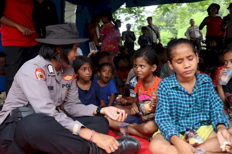 Tak Kenal Lelah, Polwan Polres Flotim Kembali  Menghibur Anak - Anak Di Tempat Pengungsian