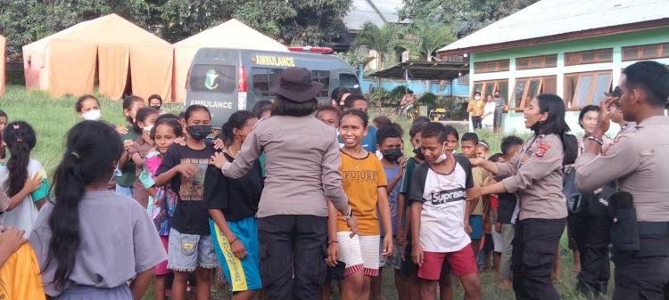 Personil Satuan Samapta Polda NTT berikan penghiburan kepada anak pengungsi gunung Lewotobi.