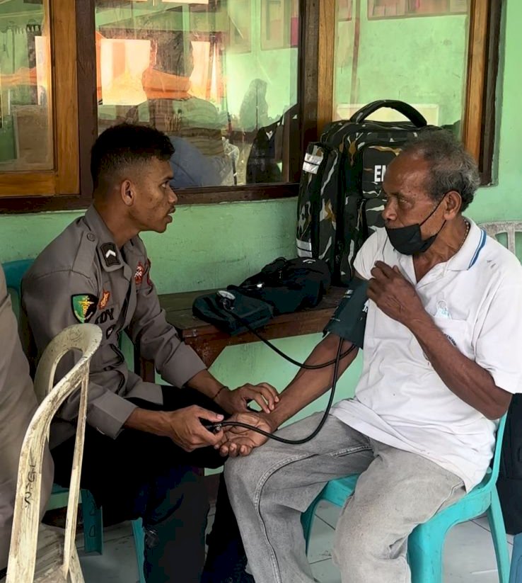 Tim Dokkes Polda NTT dan Polres Flotim Cek kesehatan Warga Pengungsian di SMPN Wulanggitang.