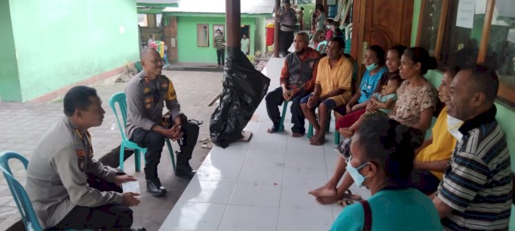 Tinjau Pengungsi Lewotobi,  Dir Samapta Polda NTT berikan penguatan ke warga.