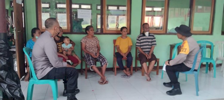 Tinjau Pengungsi Lewotobi,  Dir Samapta Polda NTT berikan penguatan ke warga.
