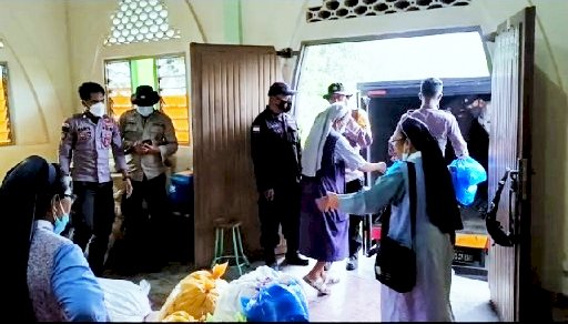 Polri kawal perlancar drooping bantuan Biara JPIC S.Sps Susteran Hokeng terkait erupsi gunung Lewotobi.