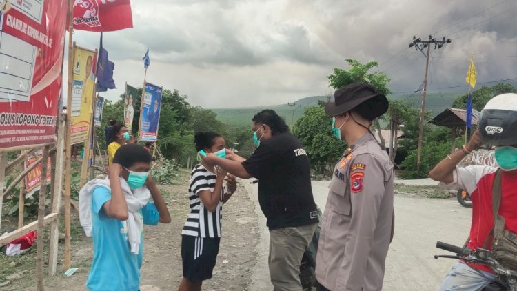 Personil Polres Flotim Himbau warga Terdampak Erupsi Gunung Lewotobi Tetap Gunakan Masker