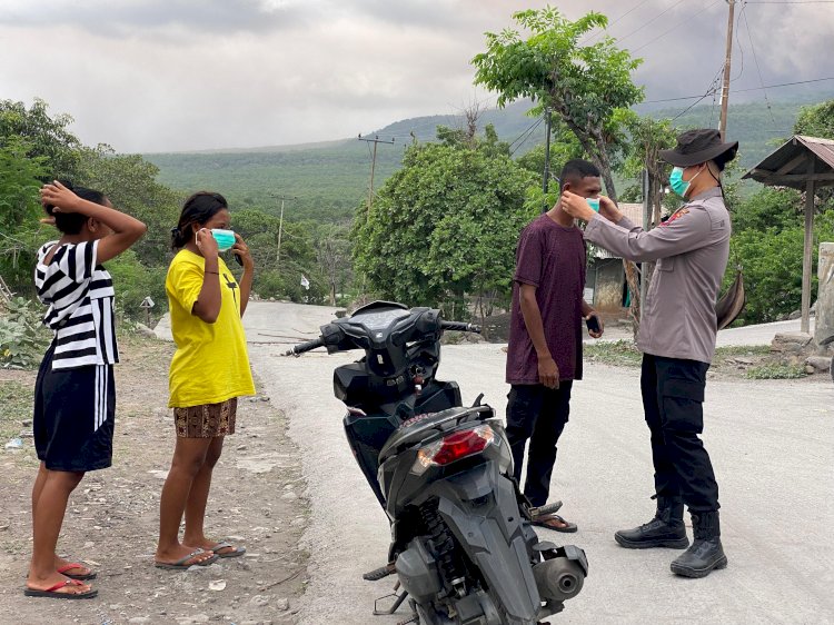 Personil Polres Flotim Himbau warga Terdampak Erupsi Gunung Lewotobi Tetap Gunakan Masker