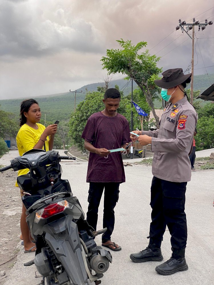 Personil Polres Flotim Himbau warga Terdampak Erupsi Gunung Lewotobi Tetap Gunakan Masker