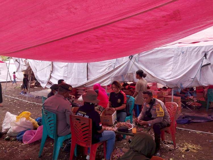 Bhabinkamtibmas Turut Bantu Dapur Umum Dan Membagi Masker Kepada Anak - Anak  Korban Erupsi Gunung Lewotobi