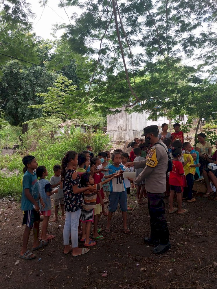 Bhabinkamtibmas Turut Bantu Dapur Umum Dan Membagi Masker Kepada Anak - Anak  Korban Erupsi Gunung Lewotobi