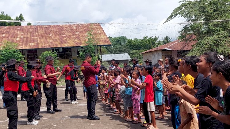 Tim Trauma Healing Polres Dan Polda NTT Berikan Penghiburan Bagi Anak Terdampak Erupsi Gunung Lewotobi