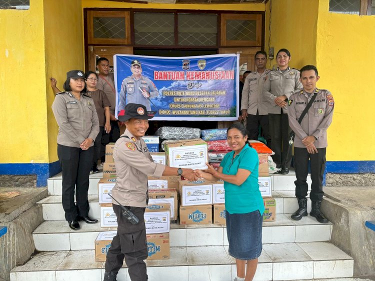 Peduli Kemanusian, Polres Flotim Salurkan Bantuan Sosial dari Polres Rote Ndao untuk Pengungsi Gunung Lewotobi di Kab. Flores Timur.