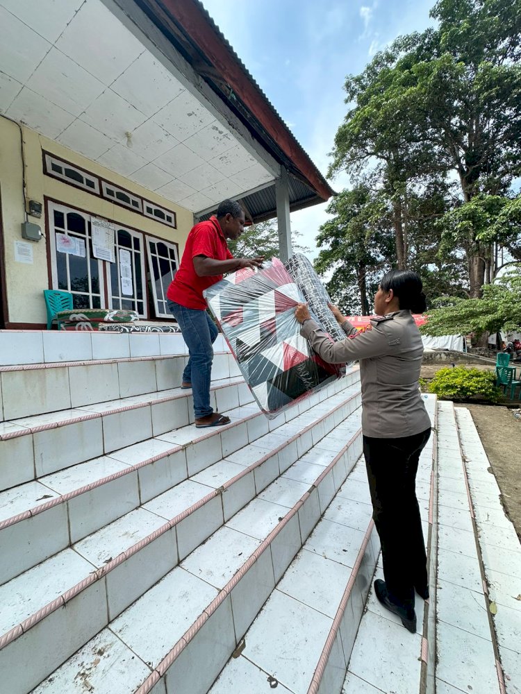 Peduli Kemanusian, Polres Flotim Salurkan Bantuan Sosial dari Polres Rote Ndao untuk Pengungsi Gunung Lewotobi di Kab. Flores Timur.