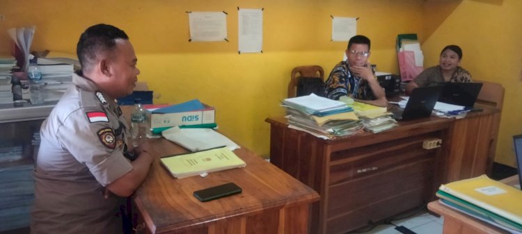 Bhabinkamtibmas Menyambangi Dan Membangun Komunikasi Dengan Aparat Desa Riangkemie