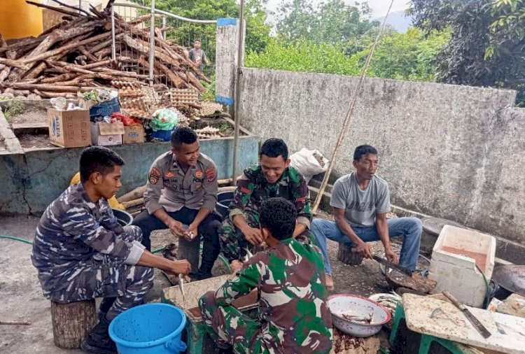 Tim Trauma Healing Ditsamapta Polda NTT Bantu Korban Erupsi Gunung Lewotobi Laki-laki di Kabupaten Flotim.-