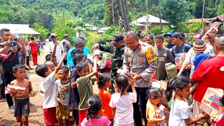 Tinjau Rumah Warga Yang Mengalami Kerusakan Akibat Puting Beliung: Kapolres Flotim Bersama Pejabat Daerah Berikan Bantuan