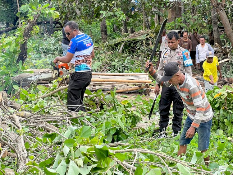 Tinjau Rumah Warga Yang Mengalami Kerusakan Akibat Puting Beliung: Kapolres Flotim Bersama Pejabat Daerah Berikan Bantuan
