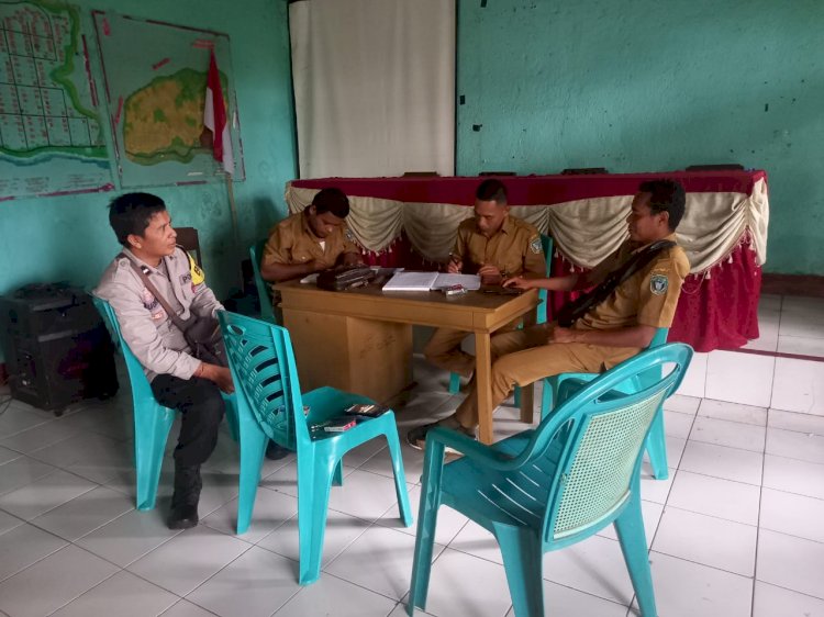 Bhabinkamtibmas Lakukan Sambang Dan Patroli Dialogis Memantau Situasi Di Desa Sehubungan Dengan Situasi Ekstrimnya Cuaca