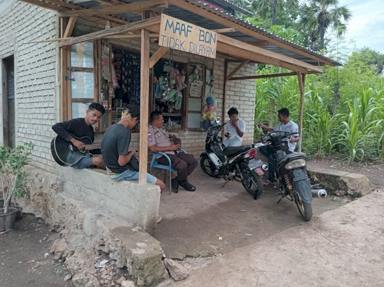 Bhabinkamtibmas Menyambangi Para Pemuda Desa Menanga, Solor Timur.