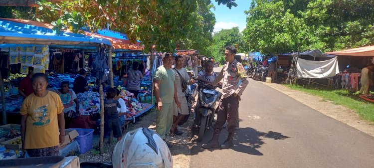 Bhabinkamtibmas Sambangi Pos Linmas Dan Pasar Riangpuho Desa Waibao