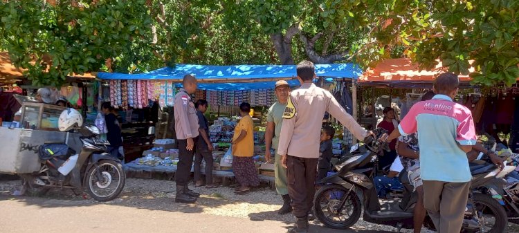 Bhabinkamtibmas Sambangi Pos Linmas Dan Pasar Riangpuho Desa Waibao