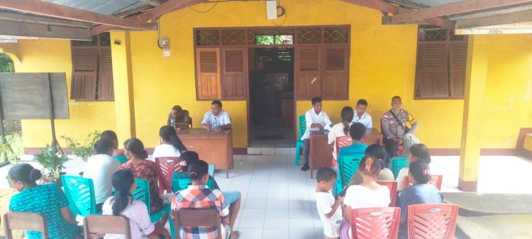 Bhabinkamtibmas Monitoring Memantau Penyaluran Bantuan Langsung Tunai (BLT) bagi 16 warga Desa Riangkemie