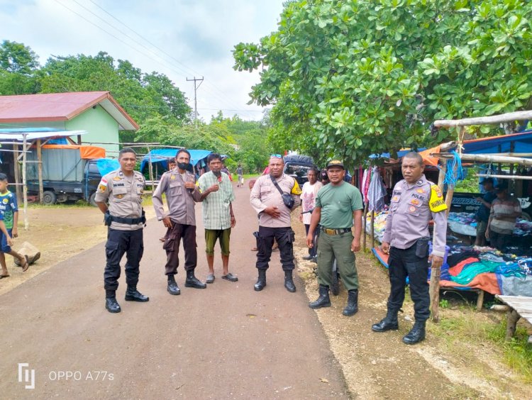 Pastikan Berjalan Aman Dan Tertib Hari Pasar, Bhabinkamtibmas Lakukan Sambang Dan Patroli