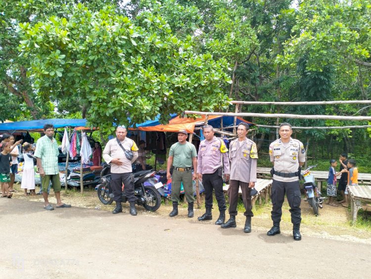 Pastikan Berjalan Aman Dan Tertib Hari Pasar, Bhabinkamtibmas Lakukan Sambang Dan Patroli