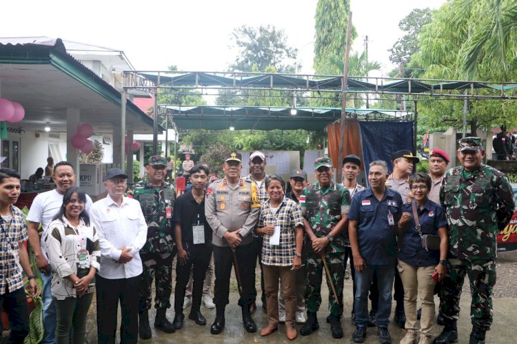 Pastikan Pemilu Berjalan Lancar di Kota Kupang, Kapolda NTT Irjen Pol. Daniel Tahi Monang Silitonga Cek TPS.-