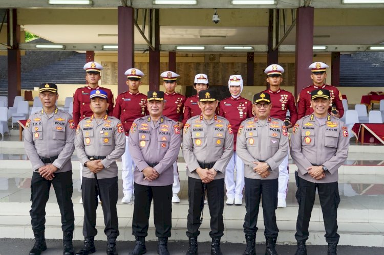 Kapolri Beri Pin Emas Kepada Pengasuh dan Taruna Berprestasi