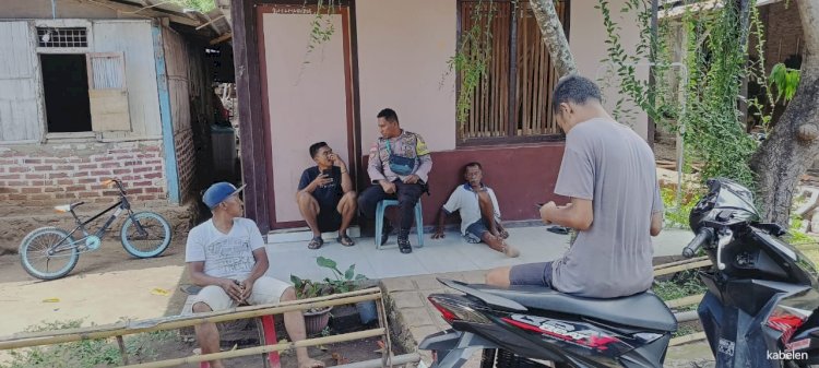 Bhabinkamtibmas Lakukan Sambang Dan Komunikasi Wujudkan Kamtibmas Yang Kondusif Di Desa Binaannya