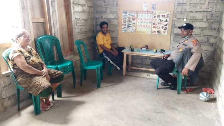 Sentuhan Bhabin Bripka Gusti Kelen berikan himbauan Kamtibmas ke Warga desa Bloto.