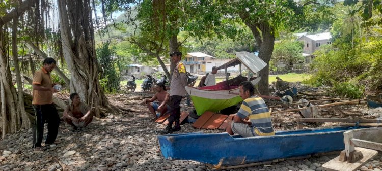 Giat Sambang Bhabinkamtibmas kepada nelayan desa Kalike di Solor selatan.