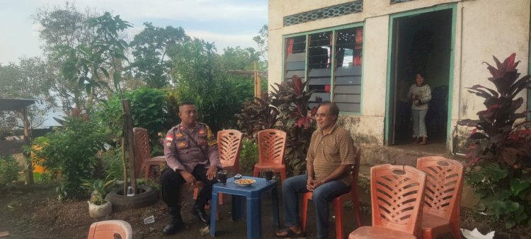 Sambangi tokoh Masyarakat, Bhabinkamtibmas ile Boleng  berikan Pesan Kamtibmas.