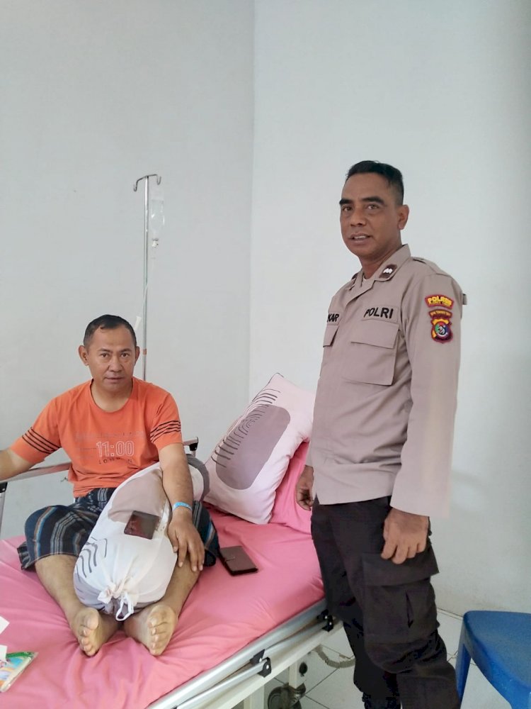 Hospital Visit, Peduli Anggota Seksi Dokes Polres Flotim kunjungi anggota yang mengalami Sakit.