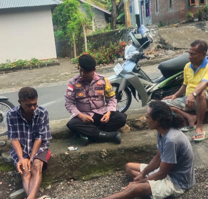Bhabinkamtibmas Desa Bedalewun Sambangi Tokoh Masyarakat dan Pemuda setempat