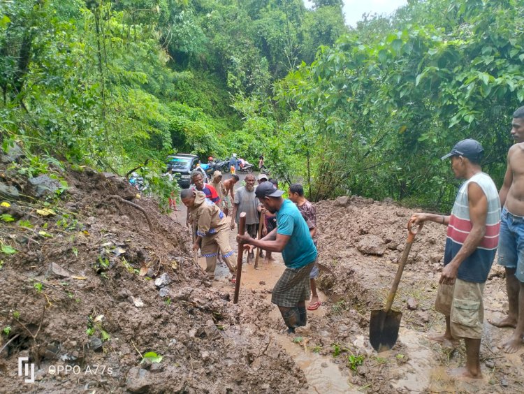 Cuaca Ekstrim, Bhabinkamtibmas Dan Warga Bersihkan Longsor di Kec. Tanjung bunga