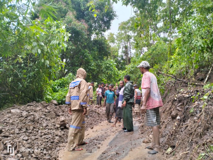 Cuaca Ekstrim, Bhabinkamtibmas Dan Warga Bersihkan Longsor di Kec. Tanjung bunga