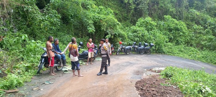 Bhabinkamtibmas Polsubsektor Tanjung Bunga, Gotong Royong Bersama Warga Bersihkan Jalan Raya Akibat Tanah Longsor