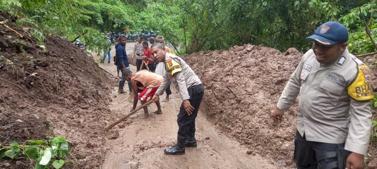 Bhabinkamtibmas Polsubsektor Tanjung Bunga, Gotong Royong Bersama Warga Bersihkan Jalan Raya Akibat Tanah Longsor