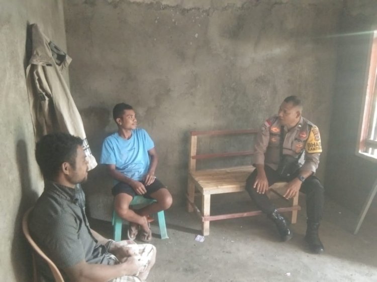 Bhabinkamtibmas Kelurahan Lokea menyambangi warga masyarakat Kelurahan Pohon Sirih, Larantuka.
