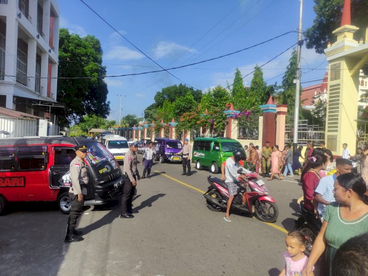 Pengamanan Ibadah Minggu Palma oleh Personil Polres Flotim  dalam rangka Operasi Semana Santa 2024