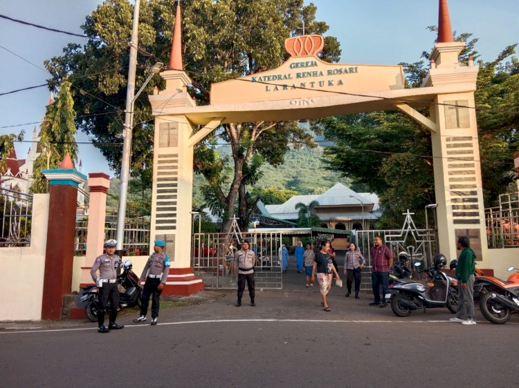 Ciptakan Keamanan, Personil Polres Flotim Rutin Pam Gereja Menyongsong Perayaan Semana Santa di Gereja Katedral Reinha Rosari Larantuka