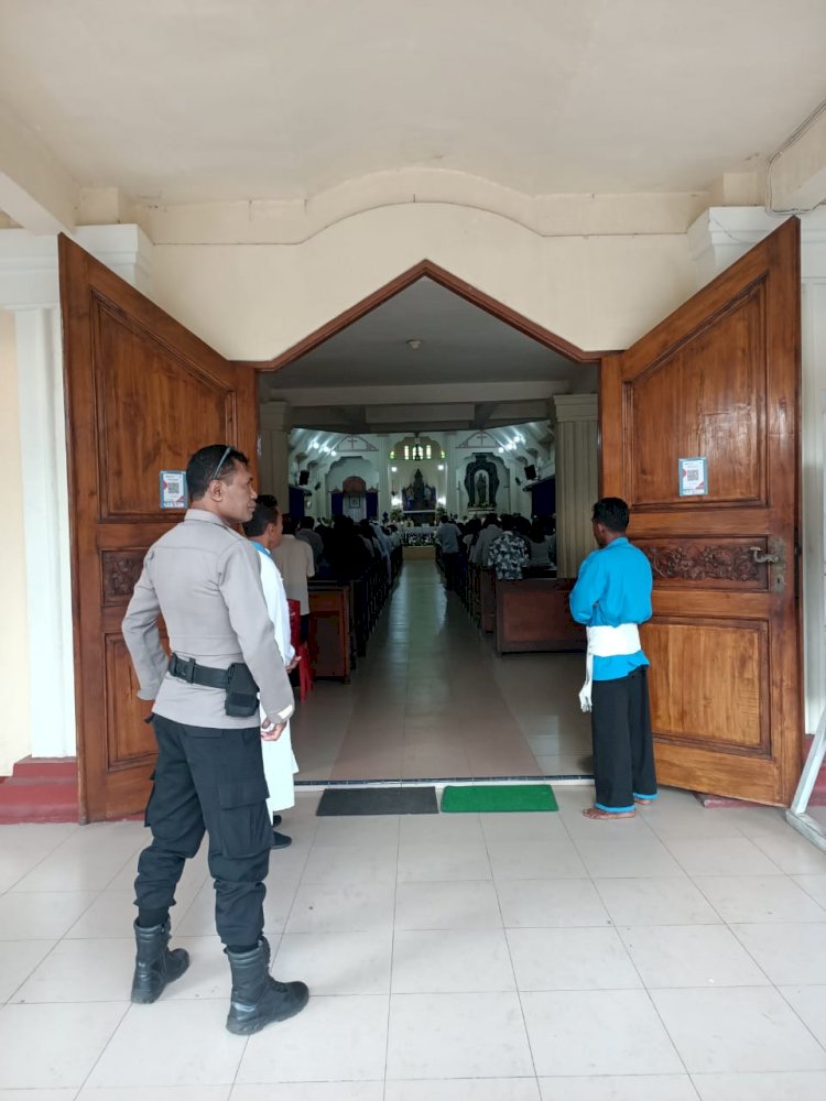 Wujudkan Ibadah Yang Nyaman Kondusif, Personil Polres Flotim Lakukan Pengamanan Misa Kamis Putih Di Gereja Katholik Katedral Larantuka