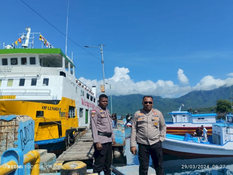 Prosesi Laut , Kasikum Polres Flotim Iptu Kristo Ritan Cek dan  imbau Kapal motor untuk muat sesuai kapasitas kapal.