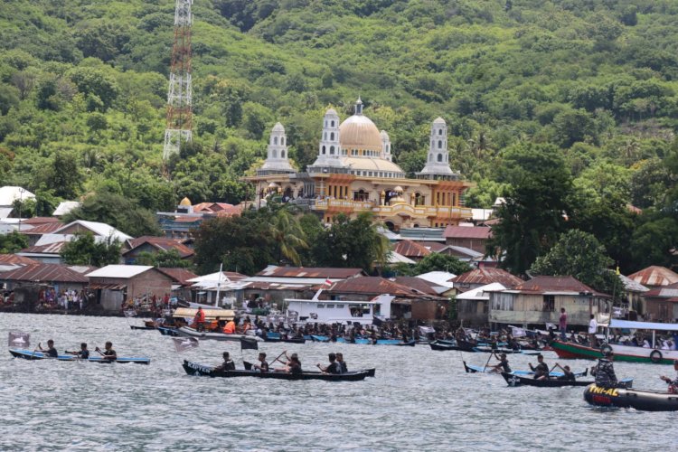 Pastikan berjalan Aman dan Lancar, Kapolda NTT Pantau Langsung Pengamanan Prosesi Laut Anta Tuan di Kapela Tuan Meninu