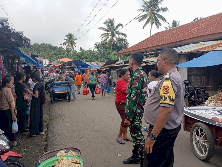 Pastikan Berjalan Aman Dan Tertib Hari Pasar, Sinegritas Bhabinkamtibmas Dan Babinsa Lakukan Sambang Dan Patroli