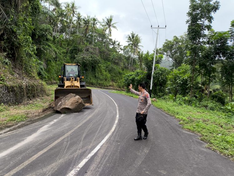 Gerak Cepat Kapolsek Adonara Atasi Timbunan Tanah Longsor Akibat Hujan Deras