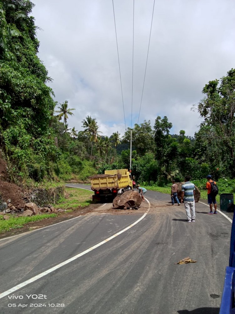 Gerak Cepat Kapolsek Adonara Atasi Timbunan Tanah Longsor Akibat Hujan Deras