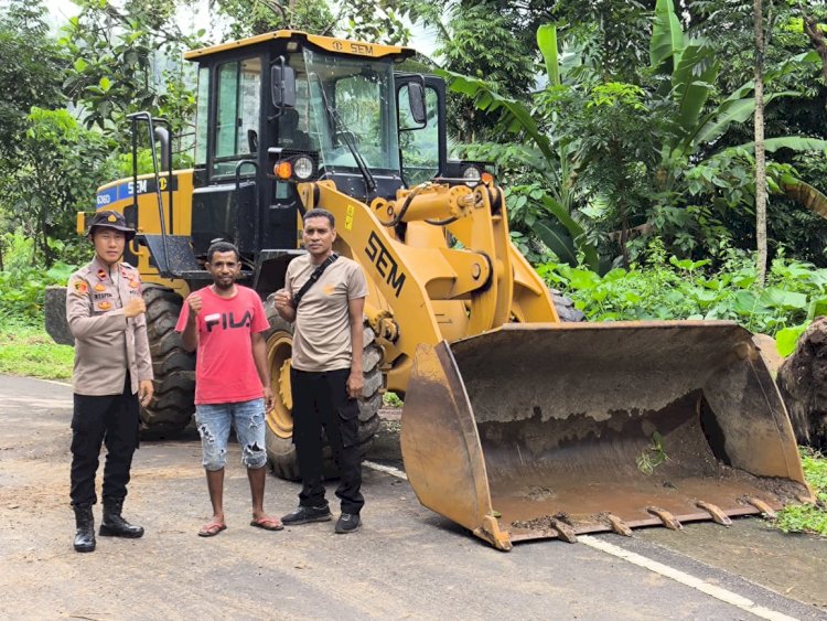 Gerak Cepat Kapolsek Adonara Atasi Timbunan Tanah Longsor Akibat Hujan Deras