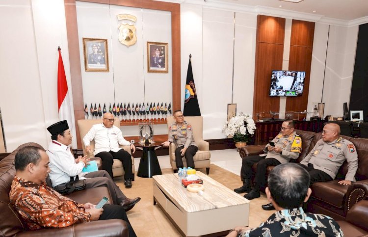 Kompolnas Lakukan Pemantauan Kesiapan Operasi Ketupat 2024 di Polda Jatim Bersama Kapolri dan Menteri Perhubungan.