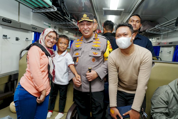Kapolri Pastikan Pemudik Terlayani dengan Baik Saat Tinjau Stasiun Pasar Senen .